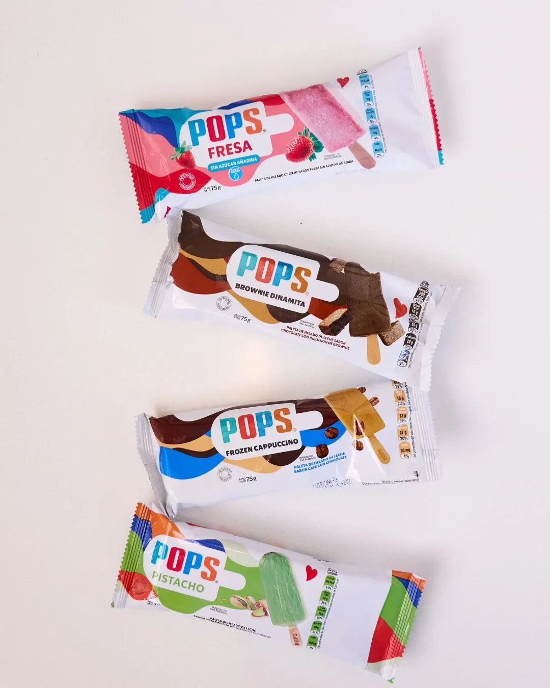 Empaques de paletas POPS de varios sabores sobre un fondo claro.