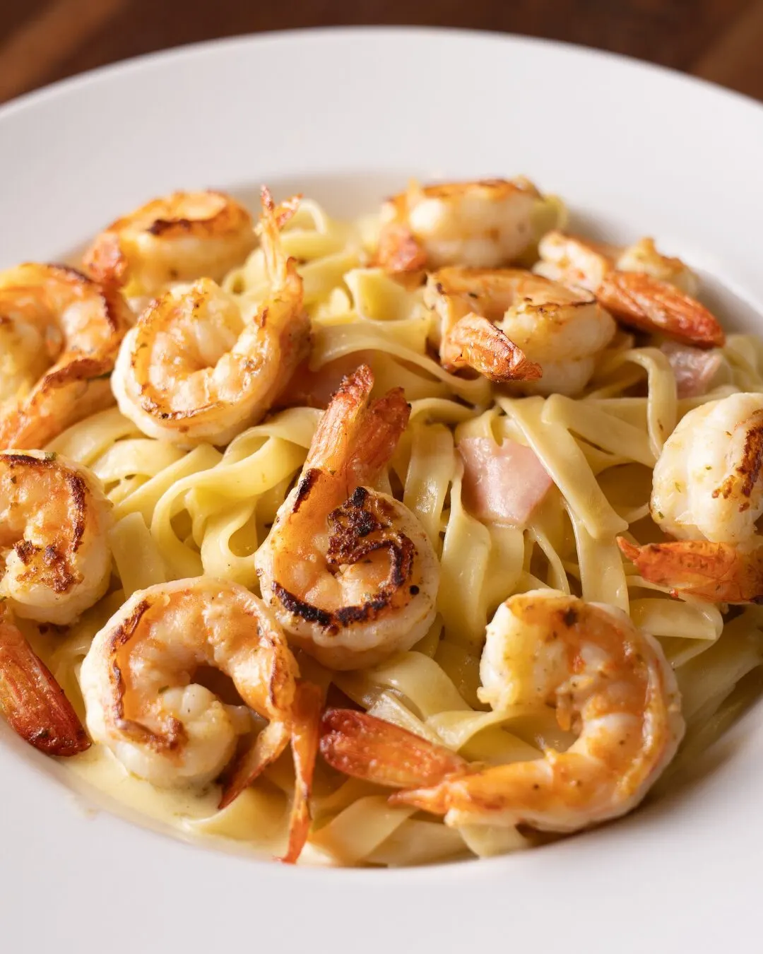 Plato de fettuccine con camarones a la plancha.