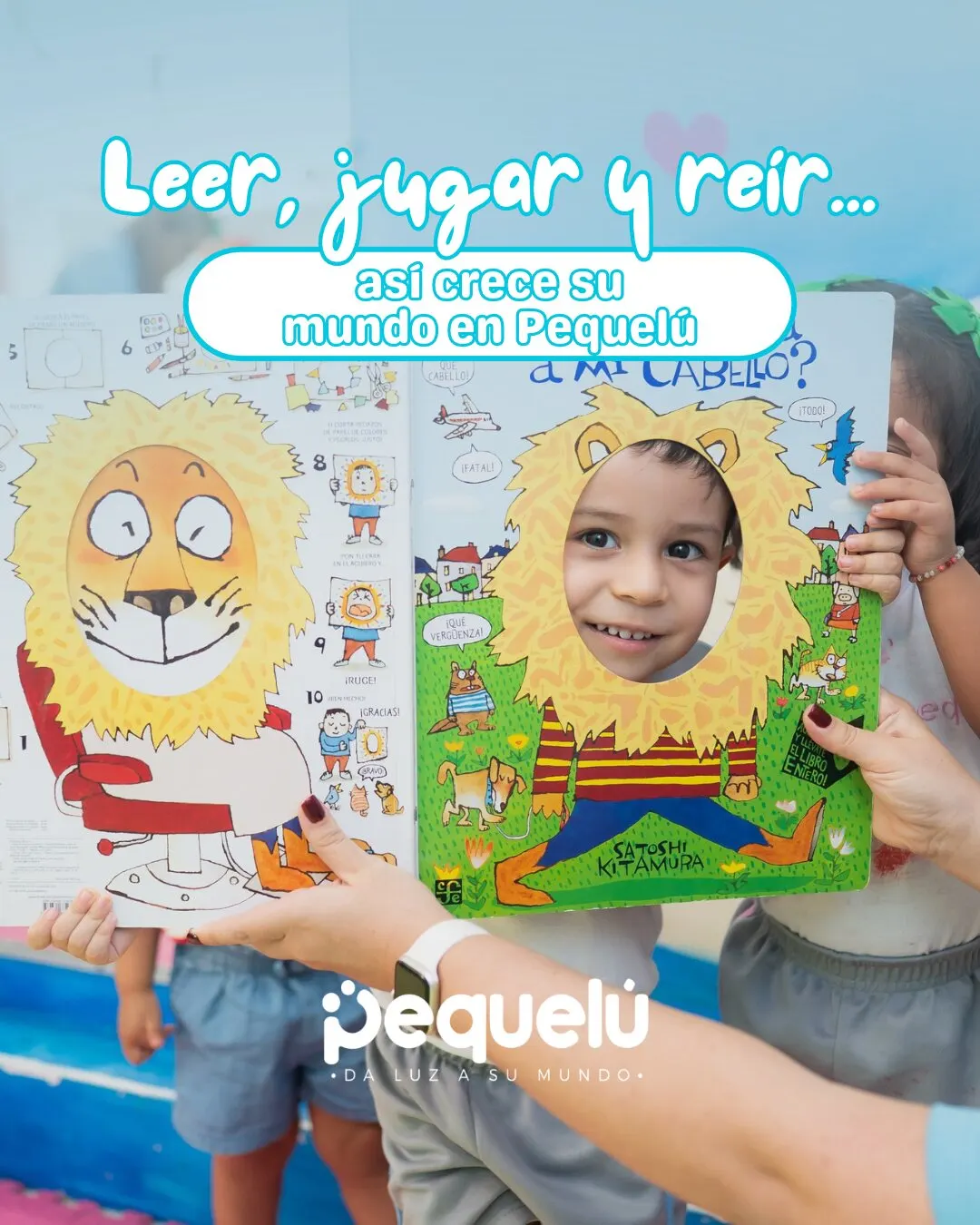 Pieza de Pequelú con el texto Leer, jugar y reír, así crece su mundo en Pequelú: un niño sonriendo a través de un libro con un león ilustrado.